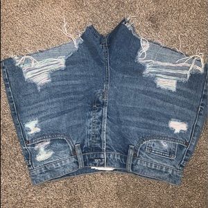 Flattering jean shorts with pastel exposed threads.